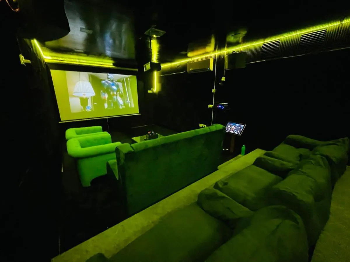 Luxe Bean Bag Cinema Retreat - Private Pool With Ps5, Ktv, Bbq Patio - 5 Mins To Tanjung Bungah Beach ! Villa Tanjung Tokong